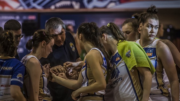 Chomutovsk basketbalistky a jejch trenr Tom Eisner