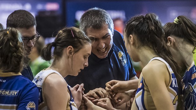 Chomutovsk basketbalistky a jejch trenr Tom Eisner