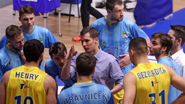 Martin Pešta (uprostřed) převzal basketbalisty Olomoucka.