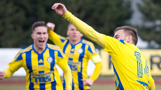 Liglere giden sırt çantasındaki para, bölge futboluna zarar veriyor. Varnsdorf'un başkanı B'lere bile küfrediyor