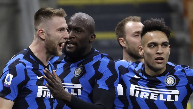 Milan Škriniar (vlevo) se se spoluhráči z Interu Milán raduje z gólu.