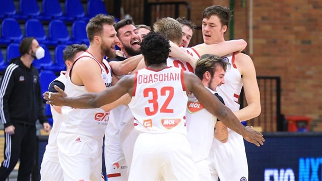 Nymburští basketbalisté slaví triumf nad Sassari.