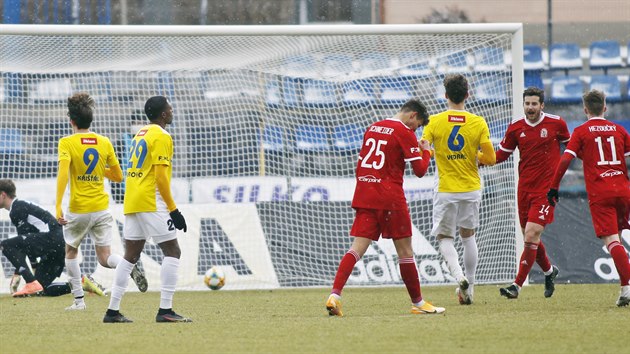 Fotbalist Vyehradu (v ervenm) slav gl, Jihlava smutn.