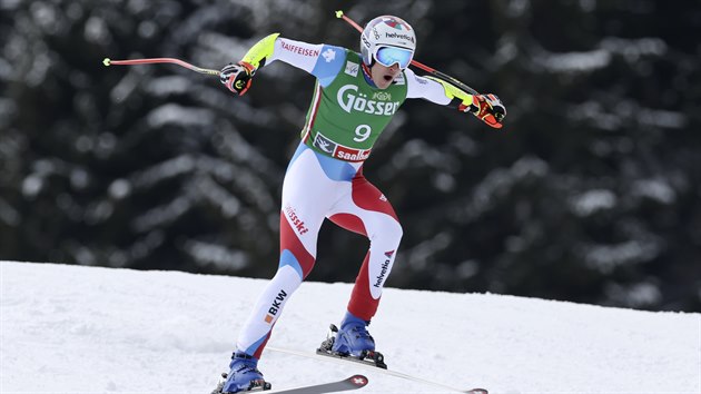 Švýcarský lyžař Marco Odermatt na trati super-G v Saalbachu