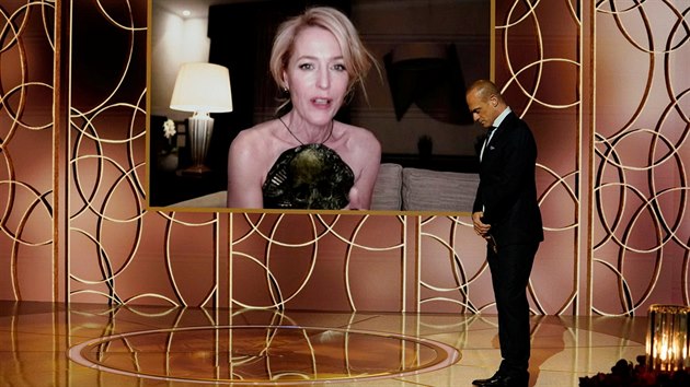 Herečka Gillian Andersonová přebírá Zlatý glóbus v kategorii vedlejší ženská role na dálku z pražského hotelového pokoje (28. února 2021).