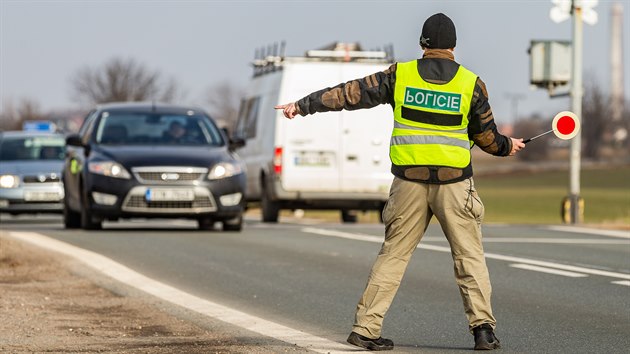 Policisté u Trotiny na Královéhradecku kontrolují řidiče, zda mají platné dokumenty pro cestu do jiného okresu (1. 3. 2021).