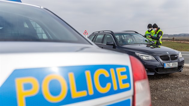 Policisté u Trotiny na Královéhradecku kontrolují řidiče, zda mají platné dokumenty pro cestu do jiného okresu (1. 3. 2021).
