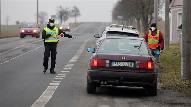 Dnenm dnem zaaly policejn kontroly mezi okresy. Snmek je z Ejpovic u Plzn. (1. 3. 2021)