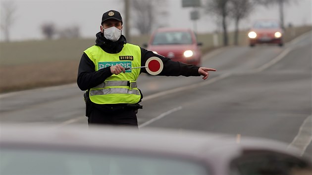 Dnenm dnem zaaly policejn kontroly mezi okresy. Snmek je z Ejpovic u Plzn. (1. 3. 2021)