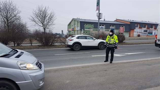 Dnenm dnem zaaly policejn kontroly mezi okresy. Snmek je z Plask ulice v Plzni. (1. 3. 2021)