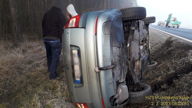 U Kralovic na Plzeňsku ráno havarovalo osobní auto. Řidič dostal na namrzlé vozovce smyk. Ze stejného důvodu chvíli poté skončil v příkopu i další šofér. (2. 3. 2021)
