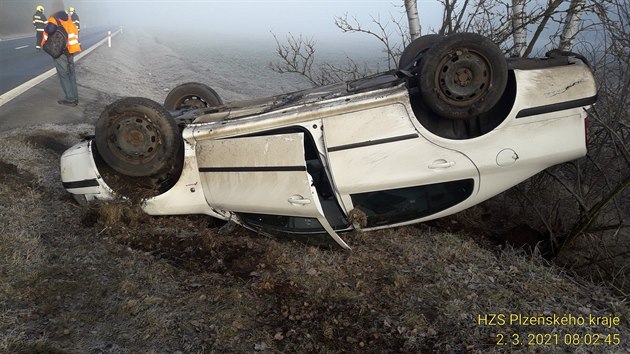 U Kralovic na Plzeňsku ráno havarovalo osobní auto. Řidič dostal na namrzlé vozovce smyk. Ze stejného důvodu chvíli poté skončil v příkopu i další šofér. (2. 3. 2021)