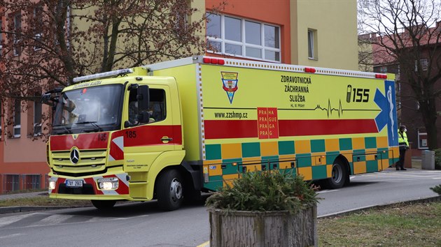 Převoz covidových pacientů z plzeňské fakultní nemocnice do Prahy