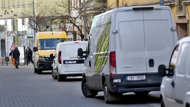 Vedení Brna dál přitvrzuje v regulaci vjezdů do historického centra vymezené ulicemi Husova, Nádražní, Koliště a Moravské náměstí. Za velká auta se bude muset platit.