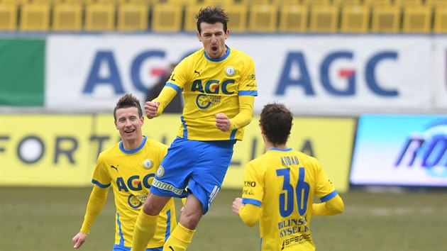 Teplický fotbalista Vukadin Vukadinovič (ve výskoku) slaví se spoluhráči gól v pohárovém zápase s Brnem.