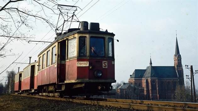 Třívozová tramvajová souprava linky 1 opustila zastávku Ludgeřovice a míří do...