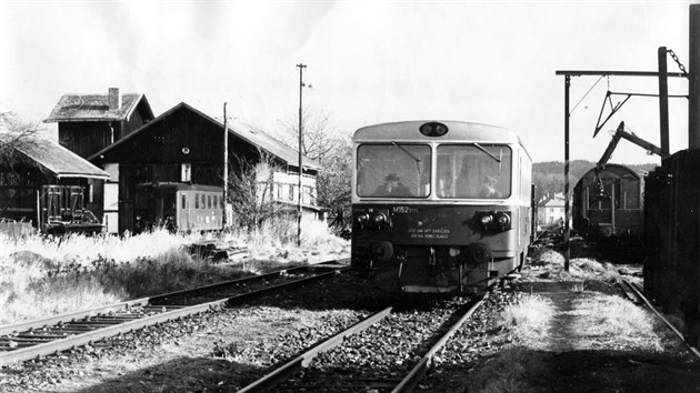 Motorov� v�z M152.0111 ve stanici Netolice. U v�topny stoj� motorov� v�z M131.1