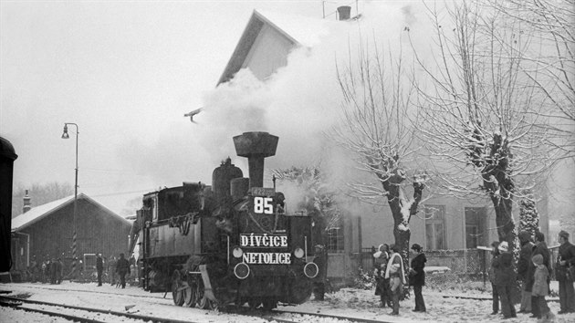 Lokomotiva 422.025 objíždí v Netolicích zvláštní vlak u příležitosti oslav 85...