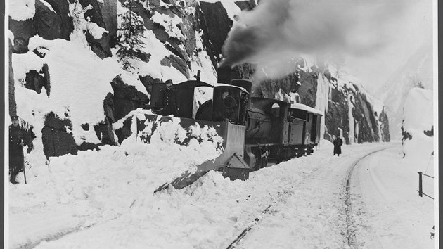 Zimní údržba horské železnice šplhající až do výšky přes 1 100 m. n. m. byla v...