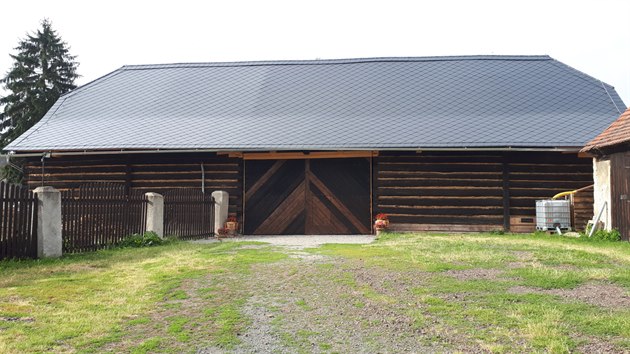 Celý areál včetně stodoly je kulturní památkou, proto se využily možnosti dotační podpory na opravu památek. 
