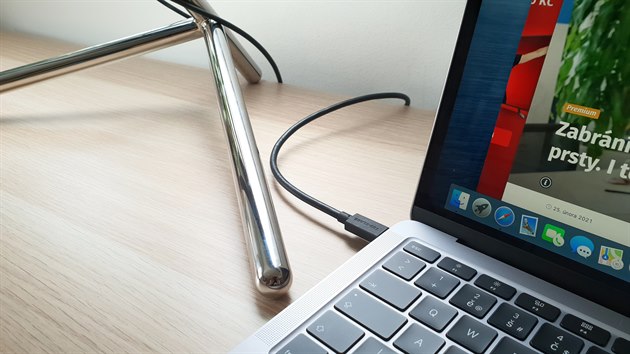 Jeden kabel na vše. USB-C připojení přenese 4K obraz a zvuk do monitoru a zároveň napájí notebook.