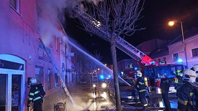 Deset hasiskch jednotek zasahovalo v Duchcov na Teplicku u poru jednopatrovho domu. (6. 3. 2021)