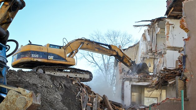 Demolice domu v Olomouci na Rooseveltov ulici, kter stoj v cest nov tramvajov trati. (6. 3. 2021)