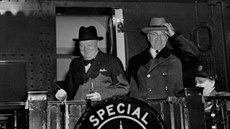 Winston Churchill a Harry Truman pijídjí prezidentským vlakem do Fultonu ve...