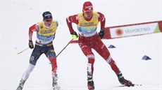 Rus Alexandr Bol�unov (vpravo) a Johannes Klaebo z Norska ve fini�i �tafet na...