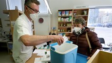 Praktičtí lékaři s chladicími boxy si vyzvedávají vakcínu AstraZeneca v chebské... | na serveru Lidovky.cz | aktuální zprávy