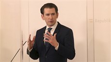 Rakouský kanclé Sebastian Kurz hovoí na tiskové konferenci ve Vídni. (1....