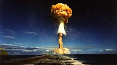 Test jaderného zaříezní na atolu Mururoa ve Francouzské Polynésii v roce 1970.