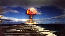 Test jaderné zbran na atolu Mururoa ve Francouzské Polynésii v roce 1970.