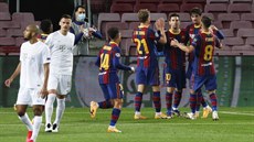 Hrá�i Barcelony si plácají po vst�eleném gólu do sít� Ferencvárose.