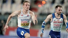 Slovák Ján Volko (vlevo) si běží pro bronz ze sprintu na 60 metrů na halovém ME...
