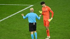 Turecký sudí Cuneyt Cakir domlouvá Lionelu Messimu (Barcelona) a Andrewovi Robertsonovi (Liverpool).  