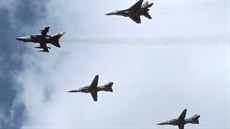 MiG-29 a dva MiGy-23 eského letectva, vpedu Tornado Královského letectva
