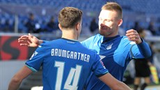 Christoph Baumgartner z Hoffenheimu slaví svj gól s Pavlem Kadeábkem, který...