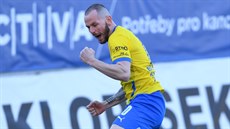 Teplický Pavel Moulis se raduje z gólu.