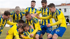 Varnsdorf�tí fotbalisté slaví gól Adama Ondrá�ka.