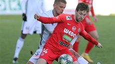 Brnnský Jakub Pichystal si kryje mí ped Tomáem Jursou z Karviné.