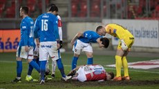 Ostravtí fotbalisté v ele s brankáem Janem Latvkou se zlobí na...