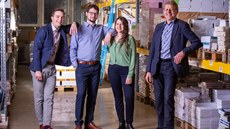 Rodina Svitákova. Roman zcela vpravo, Klára po jeho pravici