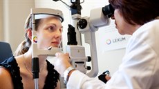 Kateina Emmons na vyetení oí. K doktorm chodí i kvli bolavé kyli....