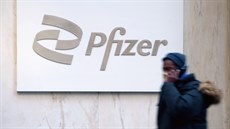 Logo amerického farmaceutického gigantu Pfizer na jeho budov v New Yorku (15....