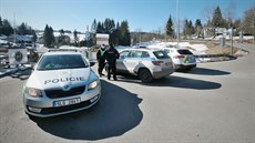 V jednu chvíli se u stadionu v Bedřichova potkala hned tři policejní auta. (6....