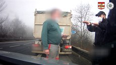 Kamion najel v mlze do protismru, ohrooval policisty