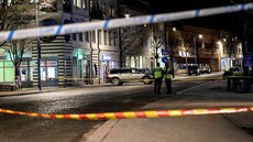 Švédská policie vyšetřuje místo činu ve městě Vetlanda, kde neznámý útočník...