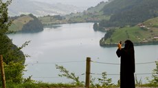 ena v burce se fotí u výcarského jezera Lungern výcarsko se chystá v...