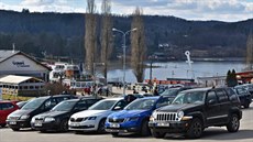 Parkoviště u Brněnské přehrady byla obsypaná auty. Lidi zlákalo ven příjemné...
